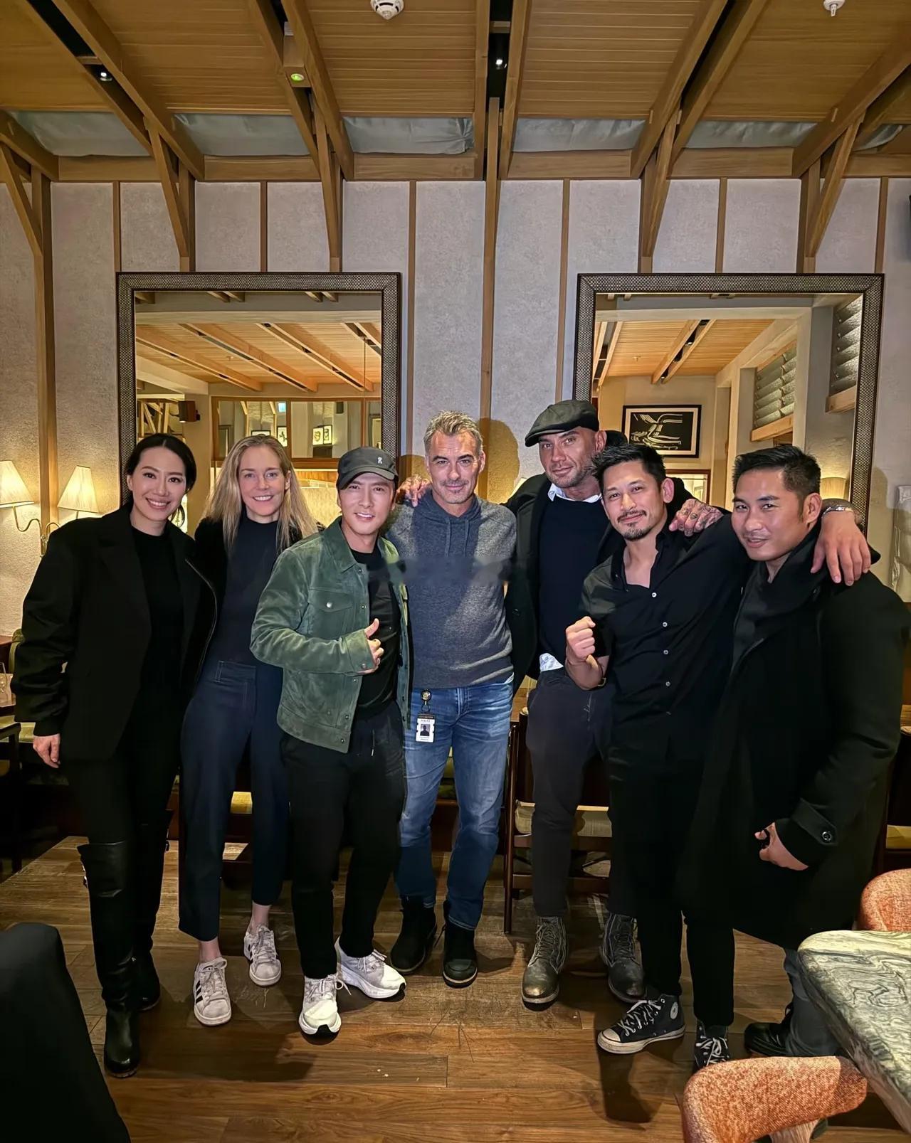 甄子丹现身英国，与查德·斯塔尔斯基、戴夫·巴帝斯塔两位老友相聚，几人围坐在一起相