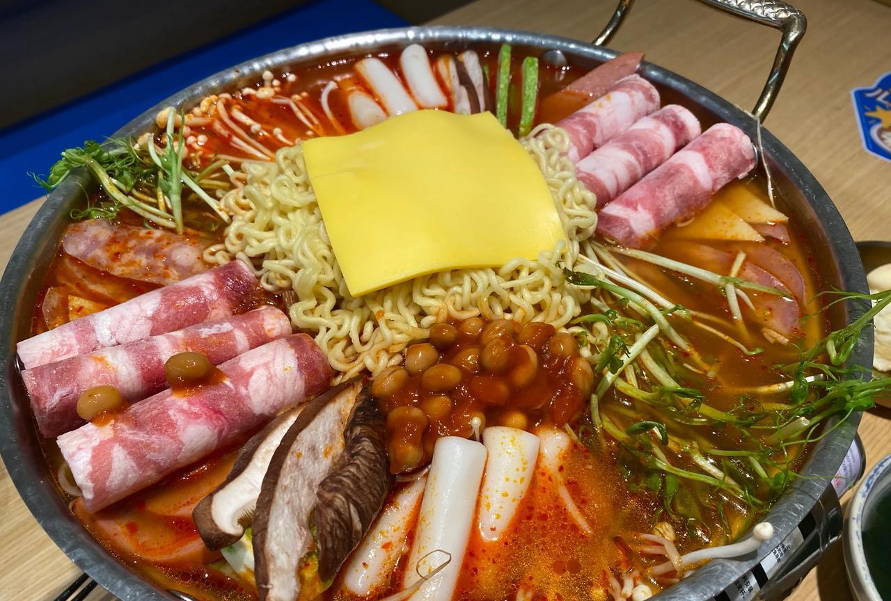 部队火锅的做法1.将洋葱切片，午餐肉、豆腐切块，泡菜切段，青椒或彩椒去籽切