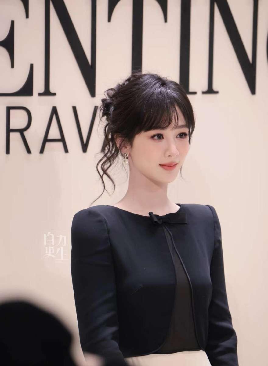 营养师说，杨紫减掉的二十斤，第一是肌肉，第二是水分，脂肪只排第三。我听完只想