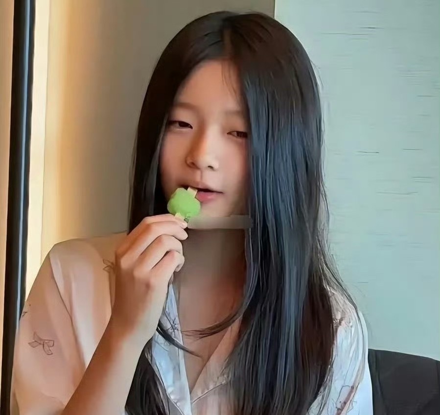 疑似11岁小玥儿正脸曝光！居家吃雪糕悠闲自在，五官神态简直大S翻版