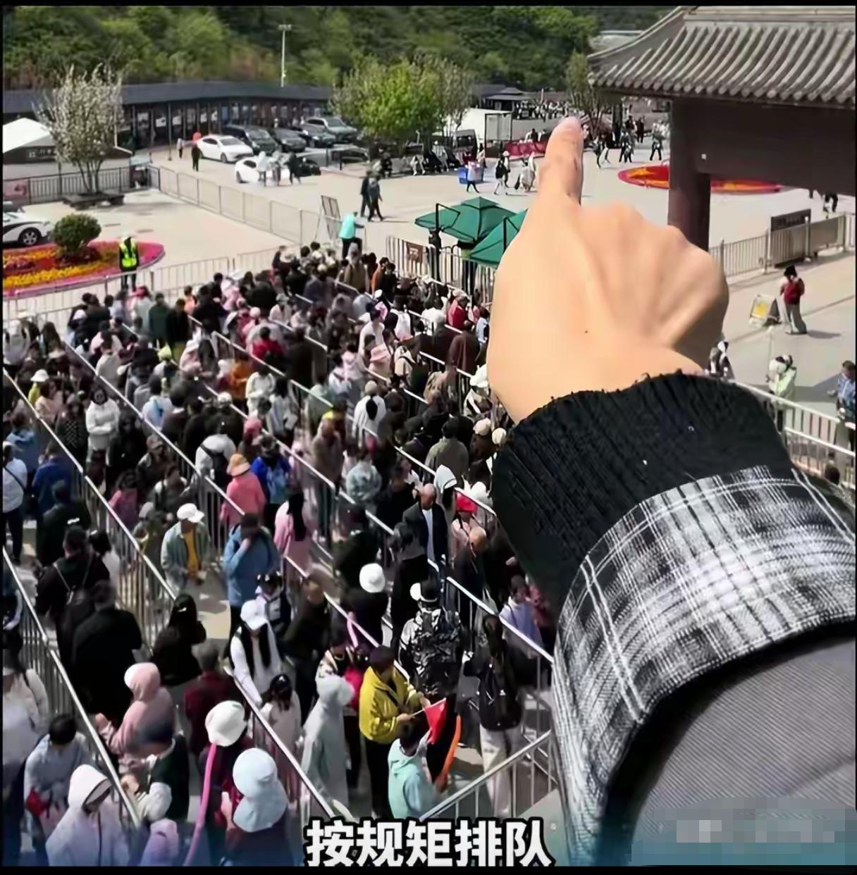 37度的北京，有人排了42分钟队。有人用了30秒，走到了队伍最前面。走30