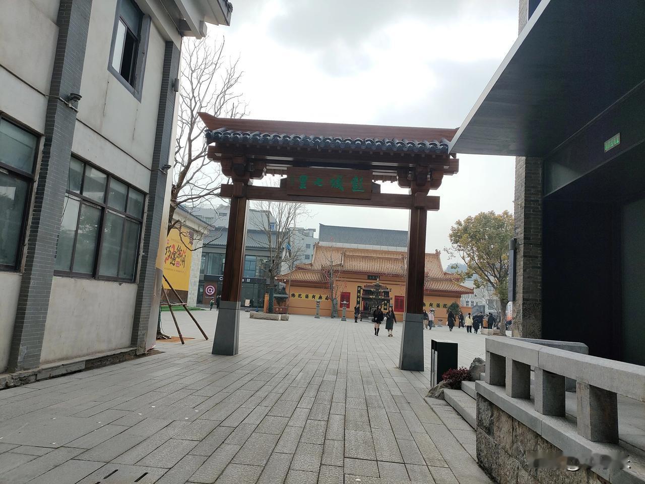 朋友今年51岁，父母早些年便双双离开了，唯一的弟弟前几年也突发心梗猝死。老公一生