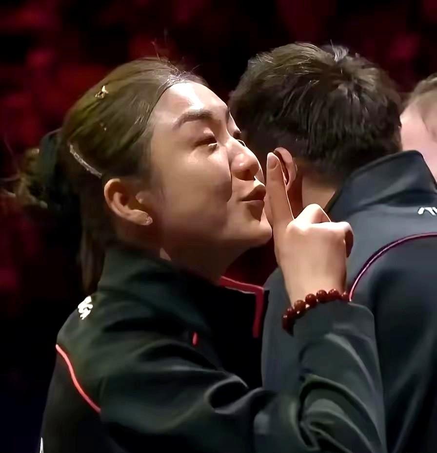 全运会上陈梦竖指于唇的“嘘”声动作，成了全网亮点。“谁的四年不是四年？”陈梦的