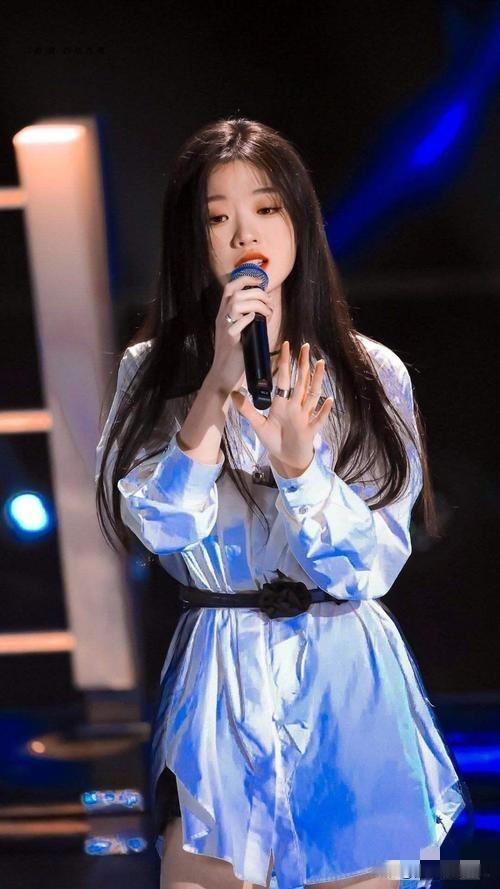 单依纯：我天生就是个敏感的小孩单依纯，这个用歌声征服无数听众的00后歌手，自