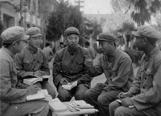 他身为正军职拿15级薪资，被救济过2次，有人不满，舰队首长安抚“1970年2月