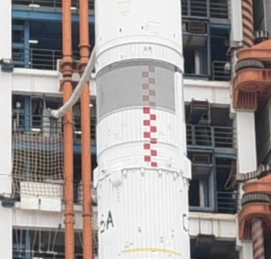 你知道吗？长征六号甲运载火箭的二级上灰色部分其实是额外加的防水布，以吸取发射前的