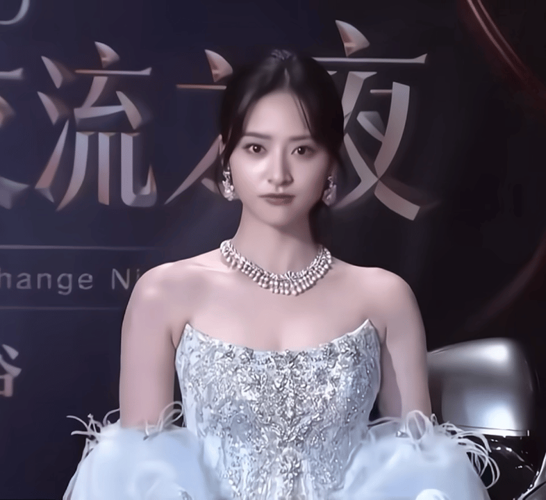 好爱这个抬眉（沈月放饭一次够吃三天​​​