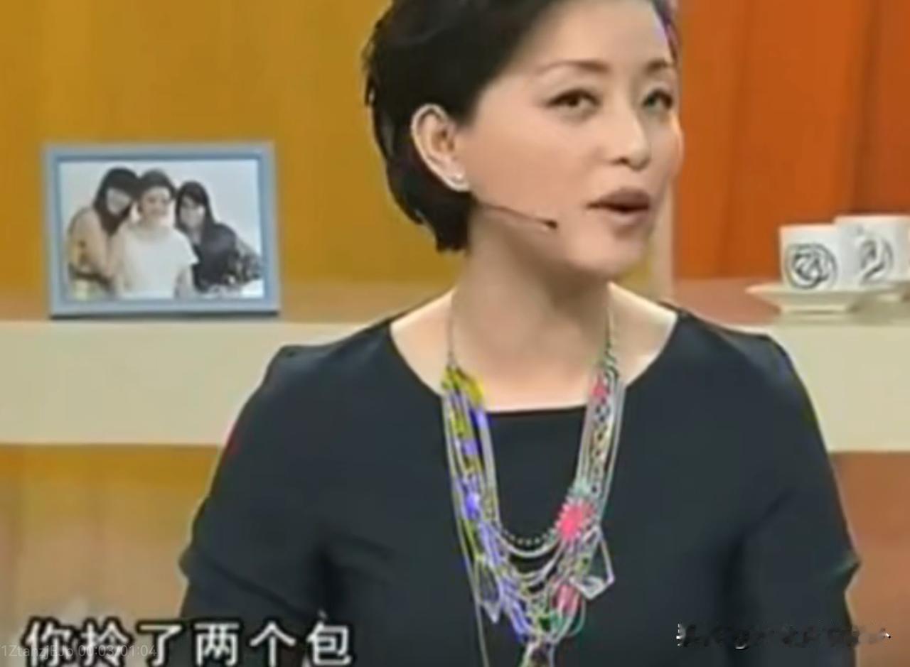 杨澜问陈红：“听说有一次你们出差你拎了2个包，陈凯歌只拎1个，而且他还不帮你拎？