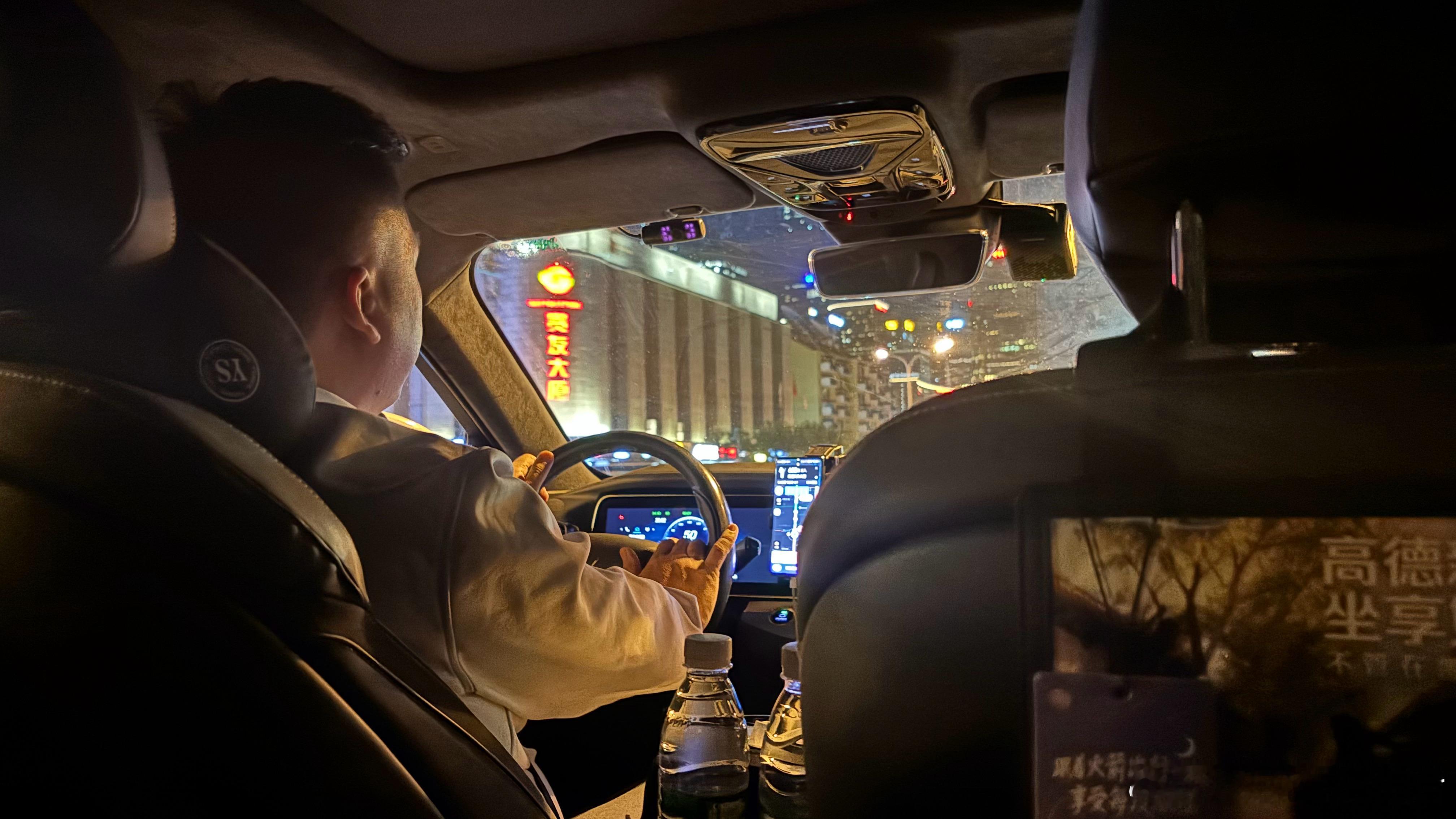 打了辆北汽极狐阿尔法S，司机说车是租的，每天租金220，加上电费等一天成本300