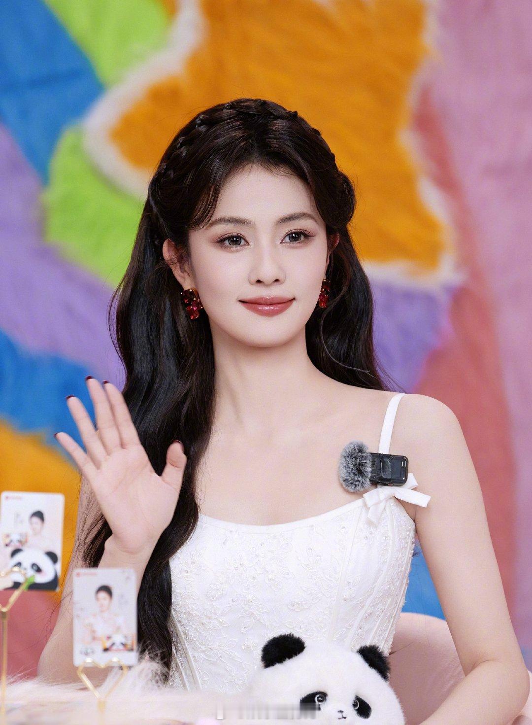 谁能拒绝白鹿用汤圆做的奶茶白鹿你是甜品界的神仙吧！汤圆做的奶茶也太会了，渐变汤