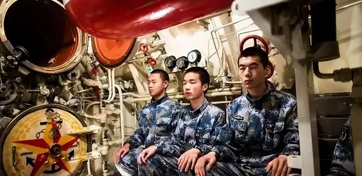 🌞在潜艇里工作有多难熬?拿工资来证明，潜艇兵的工资，是按小时计算的。 
