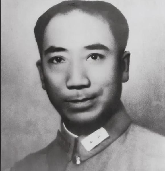 抗战时期，戴笠与红颜知己陈华幽会，见她貂皮大衣油光水滑，便说：“把大衣留下，我送
