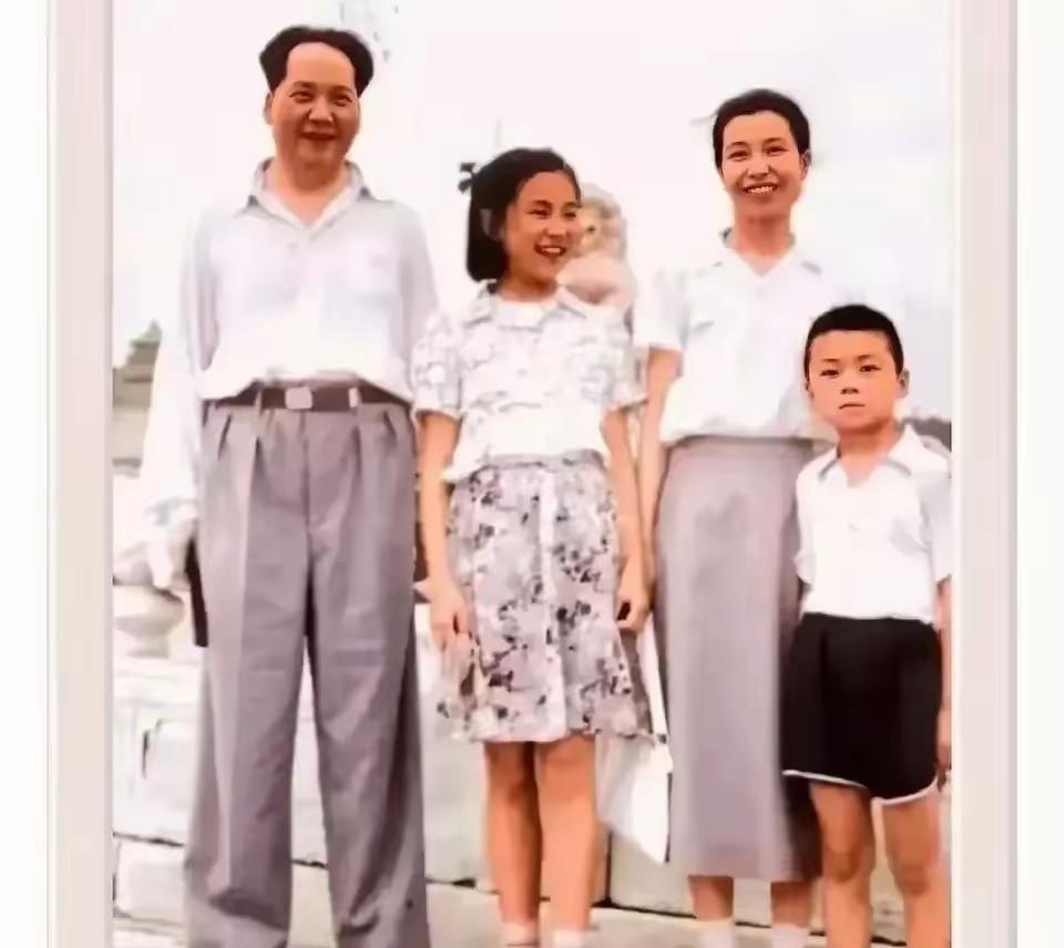 这是毛主席和家人的真实样貌，都看看吧，在场人的脸上都流露出由衷的笑容，这画面温馨