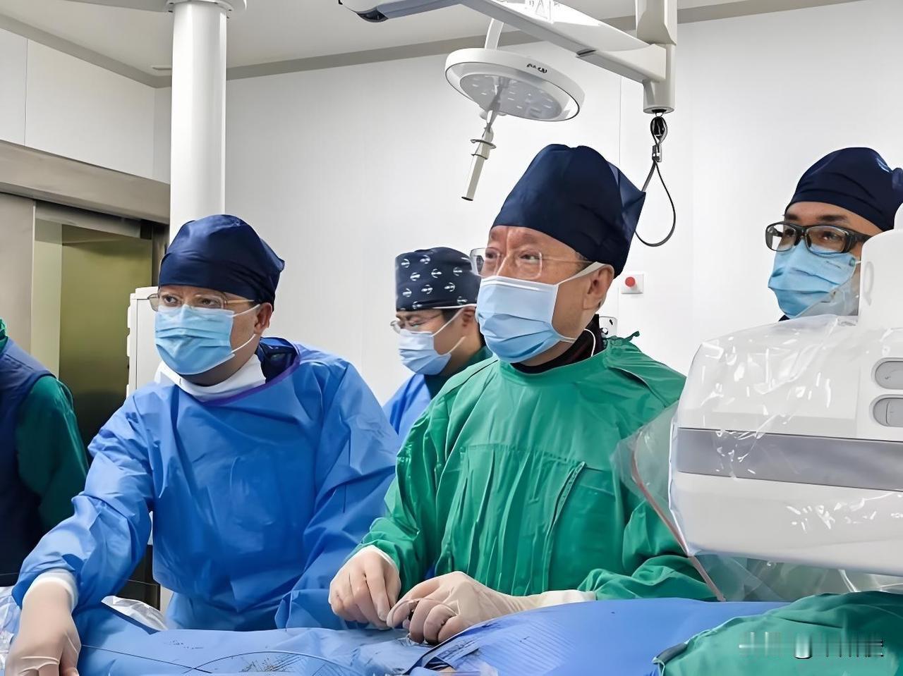 徐亚伟教授，1960年8月出生，我国知名的心血管病专家，现任上海市第十人民医院心