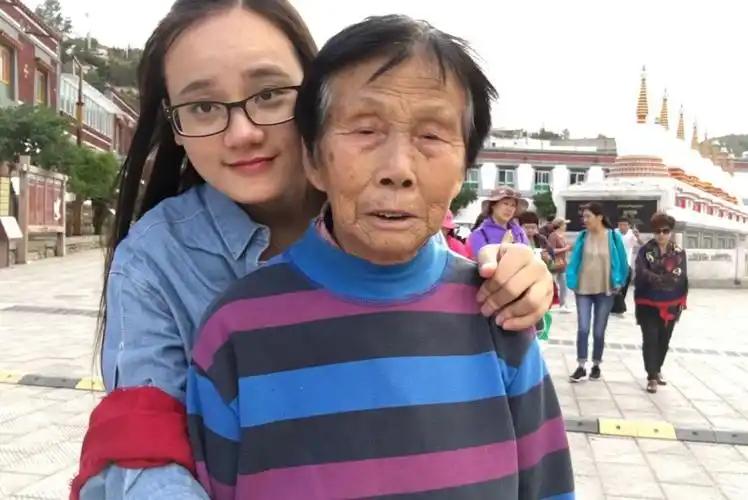 1991年湖北随州火车站，襁褓里的女婴哭得撕心裂肺，被65岁的孙希贤一把抱起。身