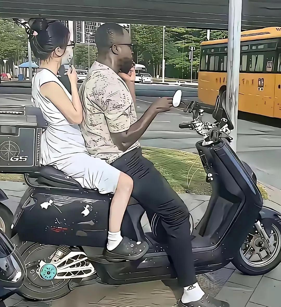 他们为啥没戴头盔，我们这里骑电瓶车要戴头盔的呀！