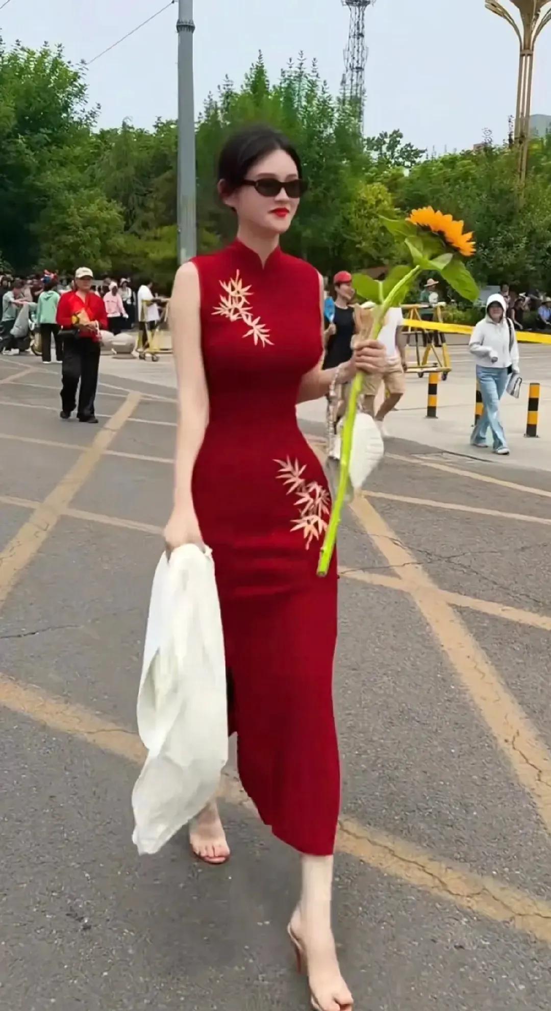 高考送考家长3个最最美送考家长身着大红色旗袍的妈妈堪称本届高考最美送考家长