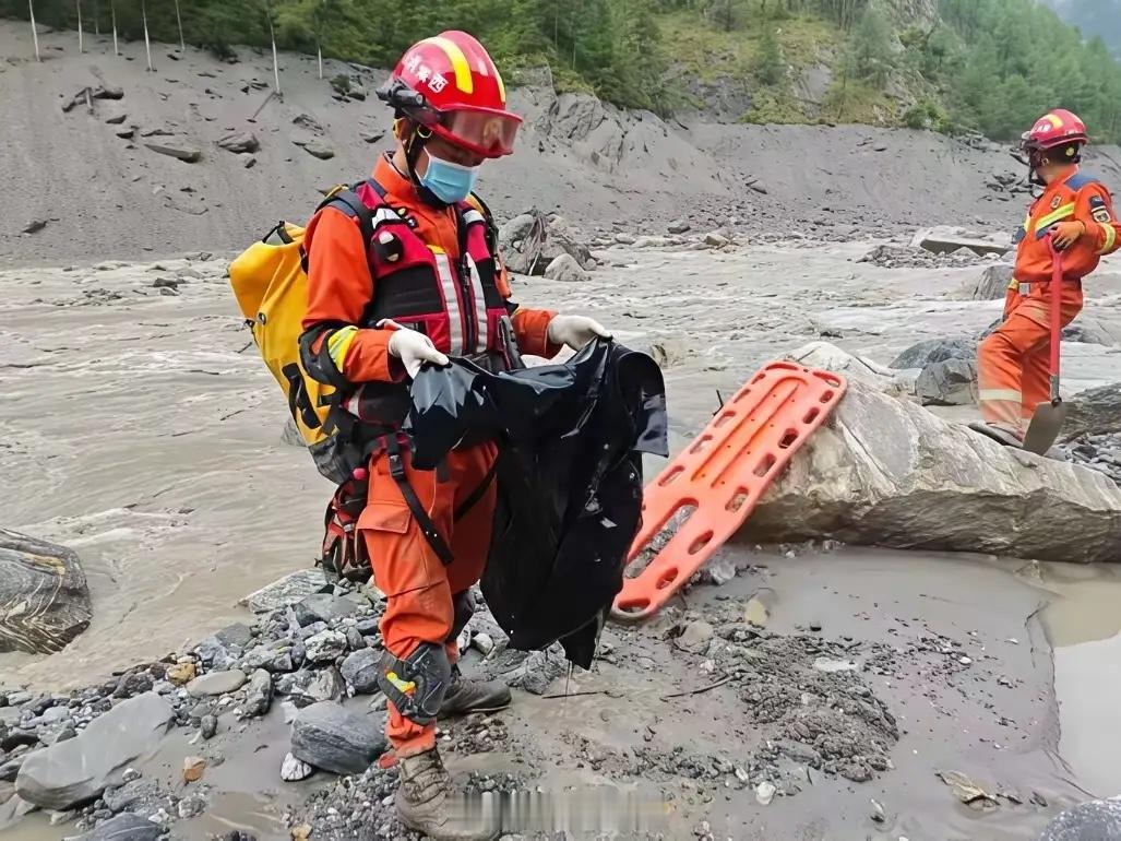 吉隆泥石流遇难21人失联541人看着新闻镜头里灾后的峡谷满目疮痍，心里不是滋味。