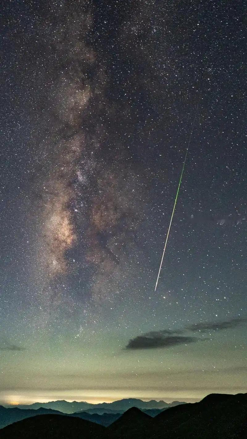 同一轮月亮，在欧洲“关灯”，在中国给流星雨让路。地球这一头，太阳突然像被按下暂停
