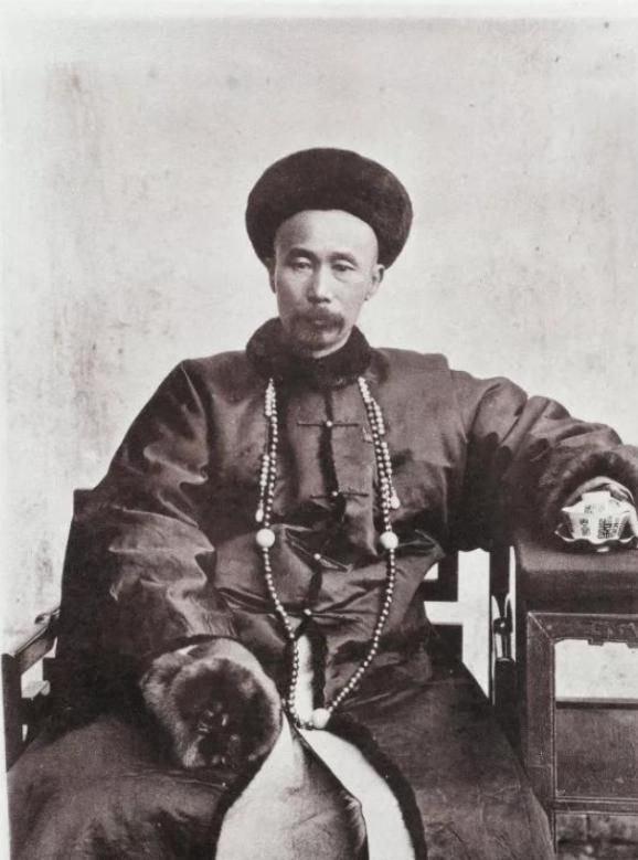 1863年，丧妻两年后，李鸿章决定再娶一房夫人，大婚当天，新娘的陪嫁丫鬟冬梅，无