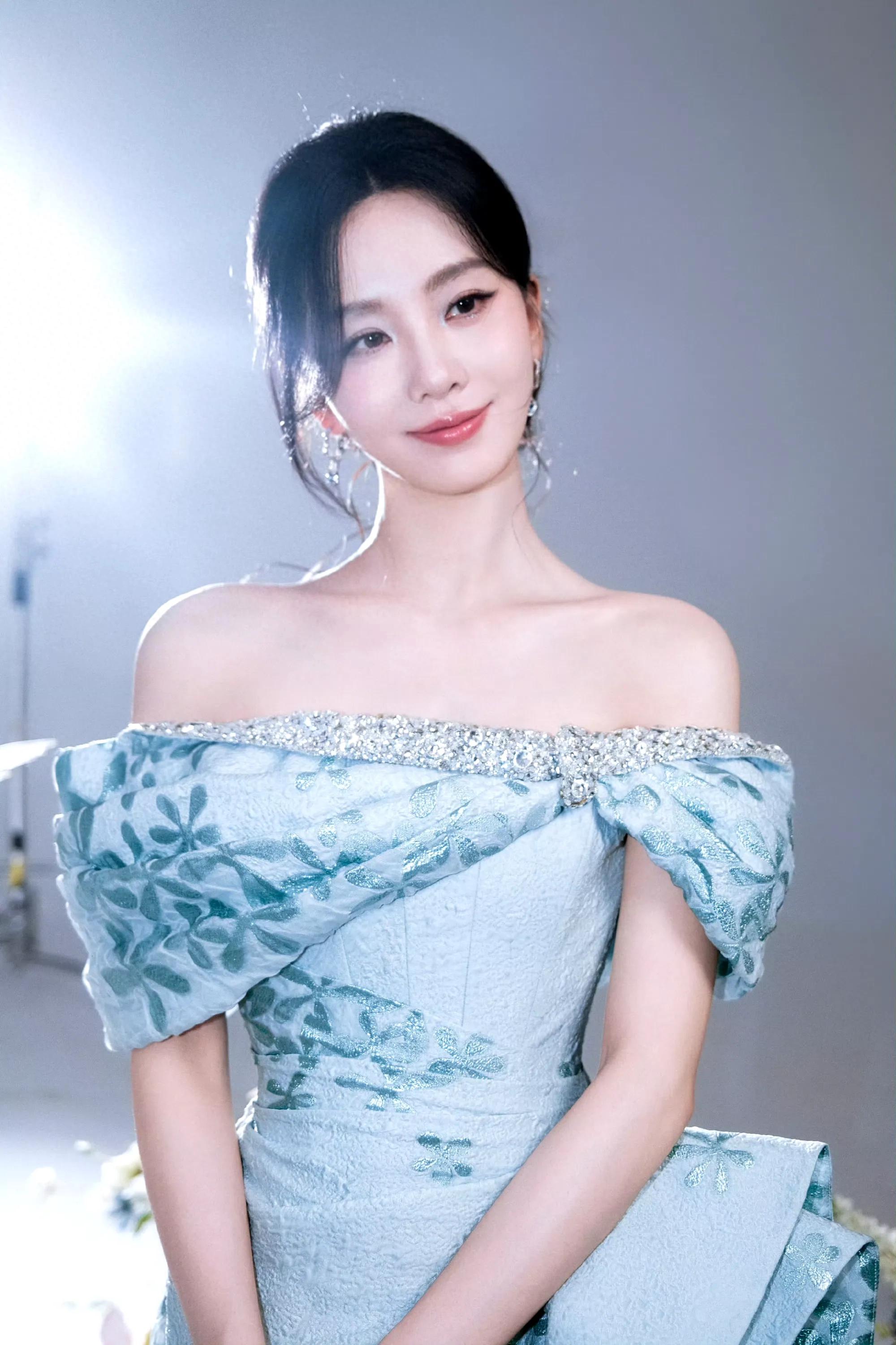 女星刘诗诗海天蓝裙造型：东方美人、温婉神韵