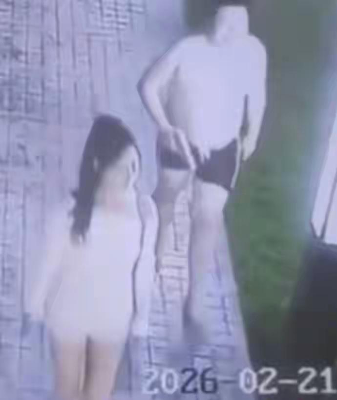 被发现时，遗体已经泡在水沟里好几天了！34岁的季某（音译），身材好，也很漂亮。