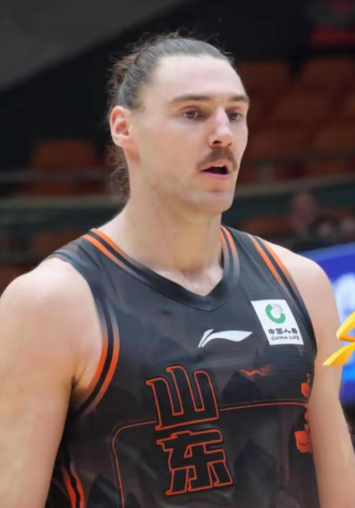 从许梦君替补上场，5个三分球，让我想到，山东高速不是没有人材。一个赛季几乎天天坐