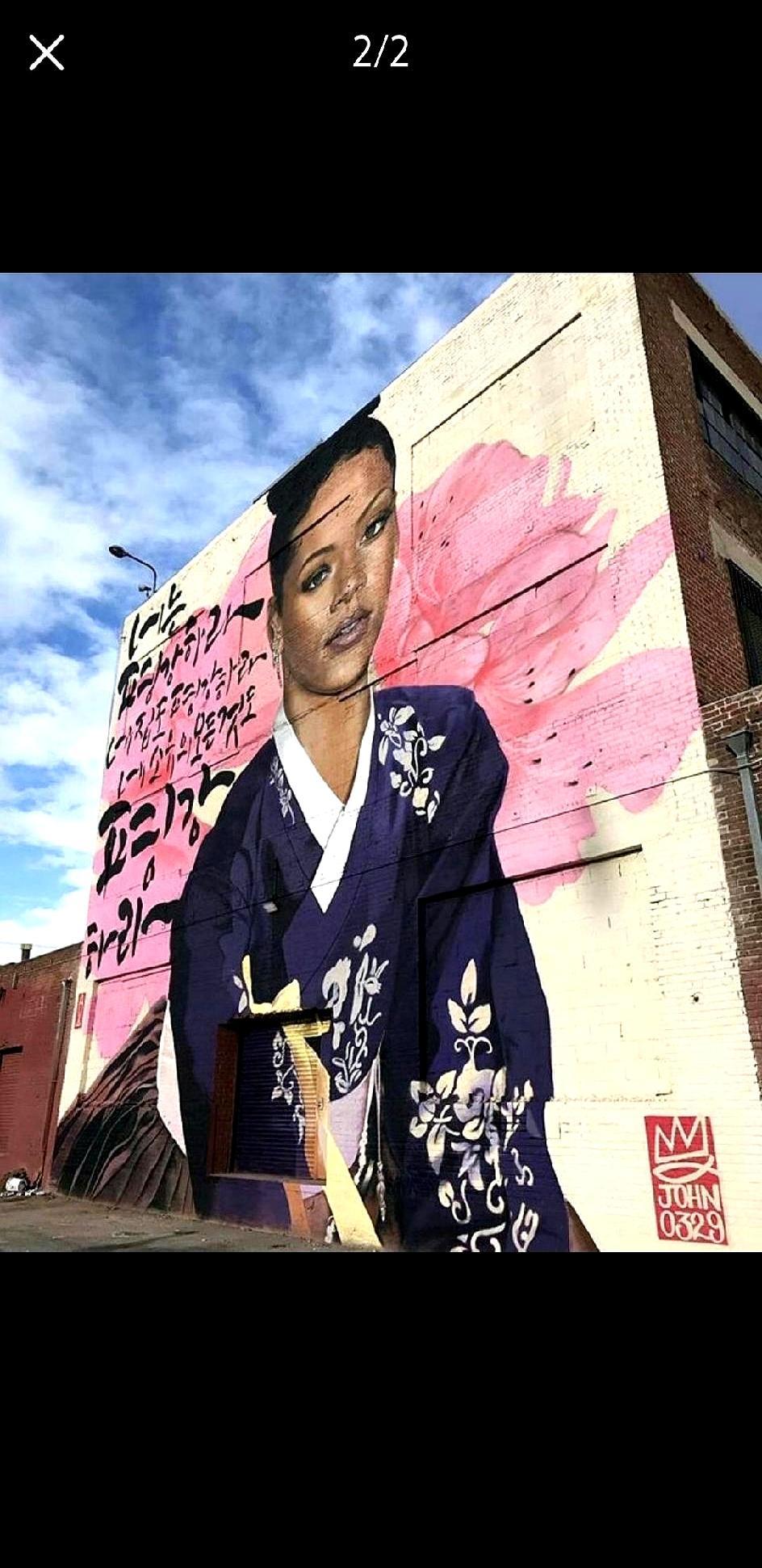 韩国艺术家在洛杉矶街头画了蕾哈娜穿韩服。美国网友炸了：这是文化挪用！韩国人自己却