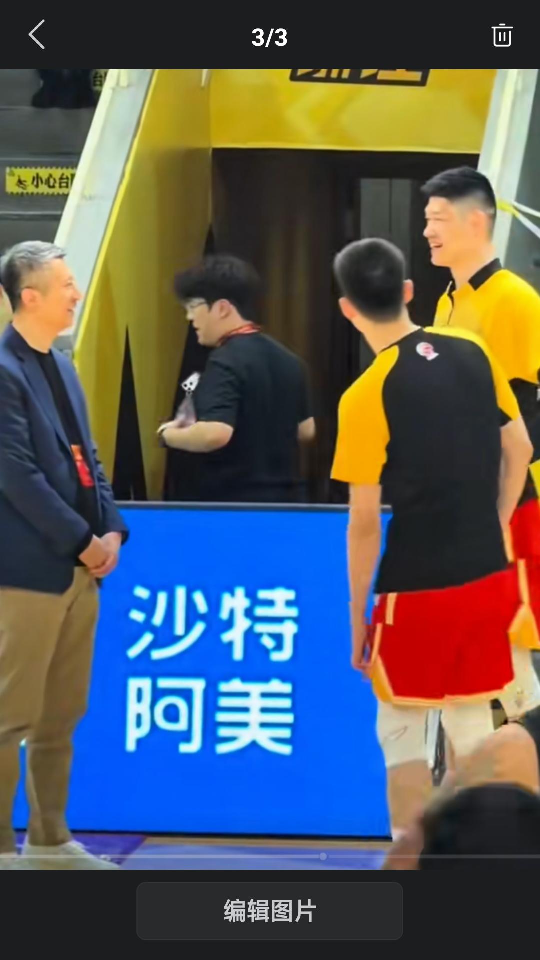 【中国男篮主教练郭士强空降杭州黄龙体育馆，现场观战浙江广厦队主场与江苏肯尼亚队的