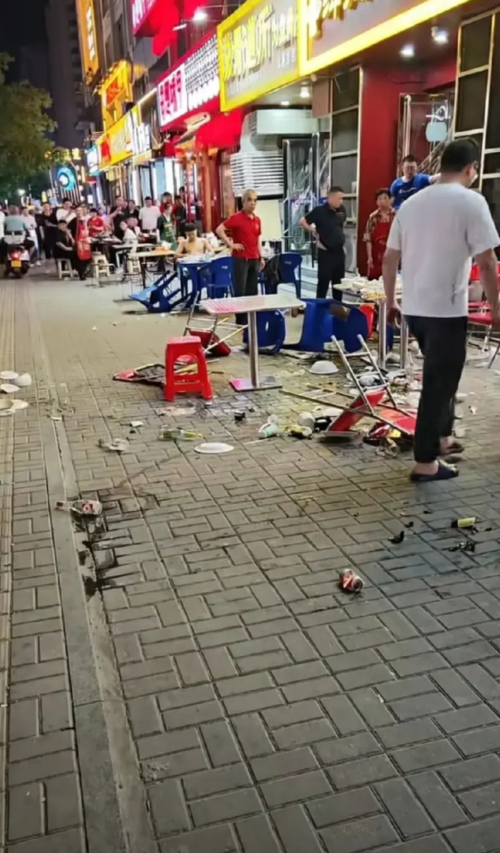 烧烤扰民，业主忍无可忍，上演全武行！昨夜太原市小店区富康街，有两个人上演了全武