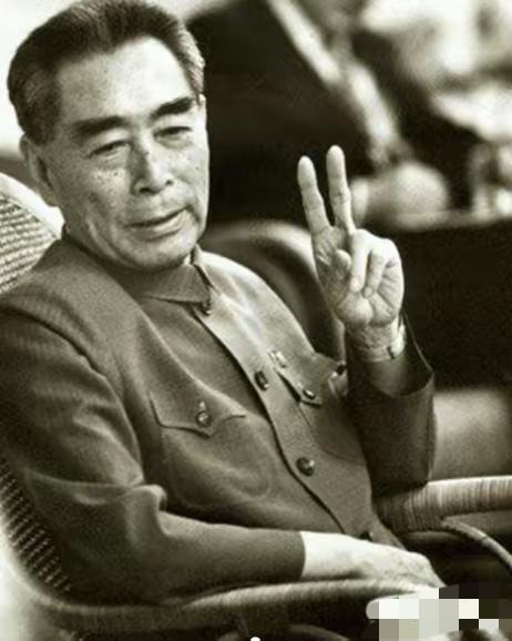 1971年，一个外宾参加国宴时，顺手拿走了国宝九龙杯，工作人员不知如何是好。周总