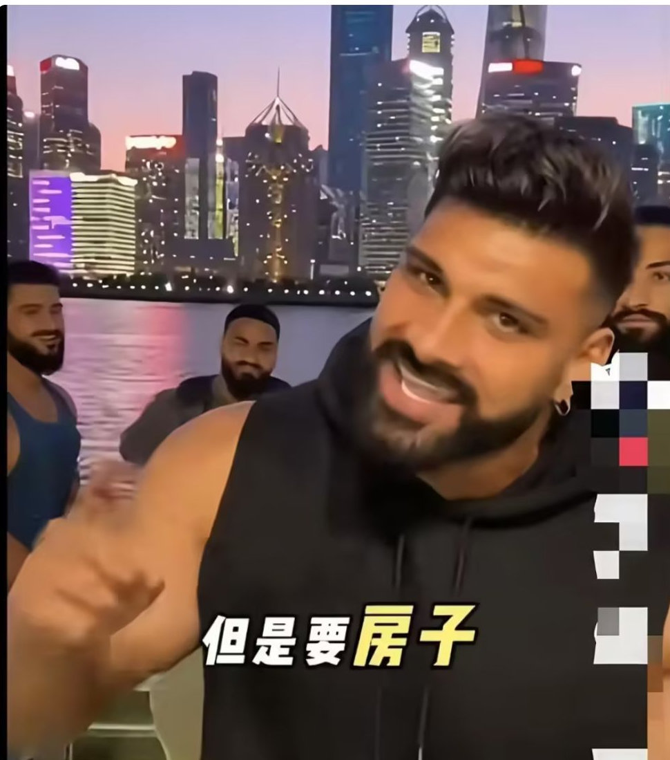 印度男人喊话中国美女准备好了没有，他要来这里娶中国女人，还声称要房子，那个说要来