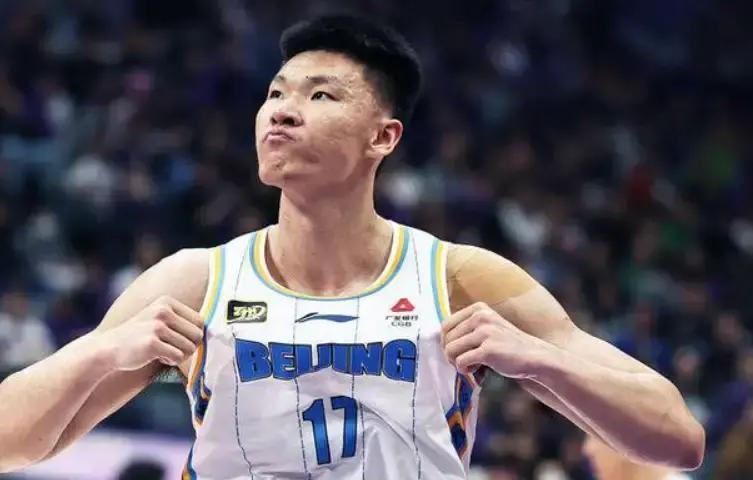 更衣室最安静的时刻，是赛后毛巾扔进洗衣筐那十秒。范子铭的数据栏，最近五场只