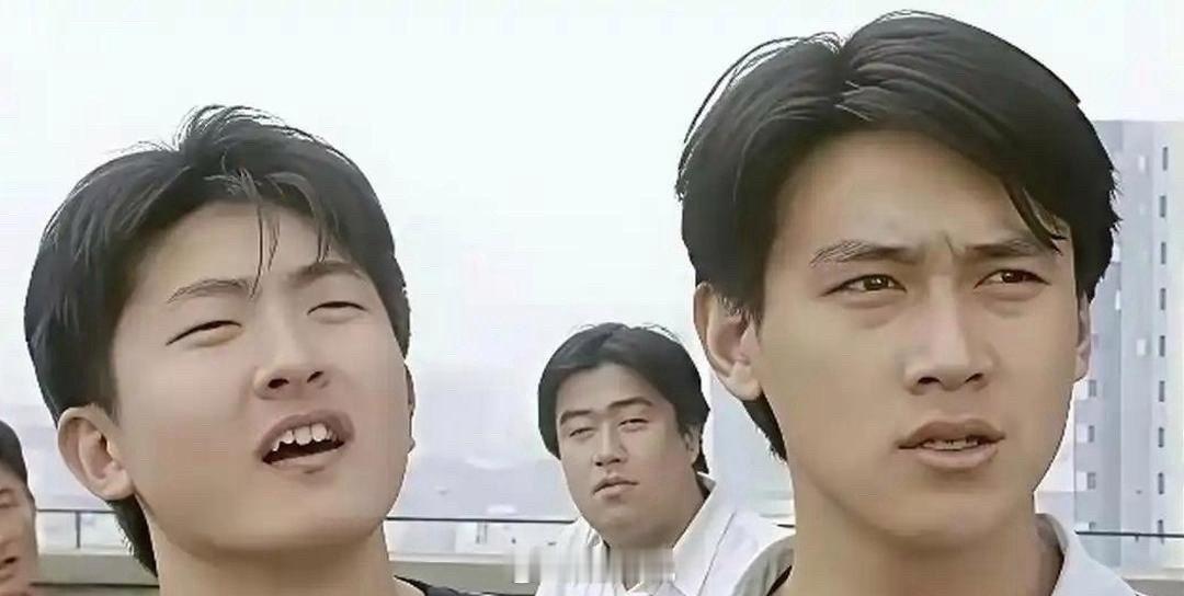 年代旧照📸陆毅年轻时期老画面曝光后排眯眼的男生原来是郭京飞五官神态变化巨大，第