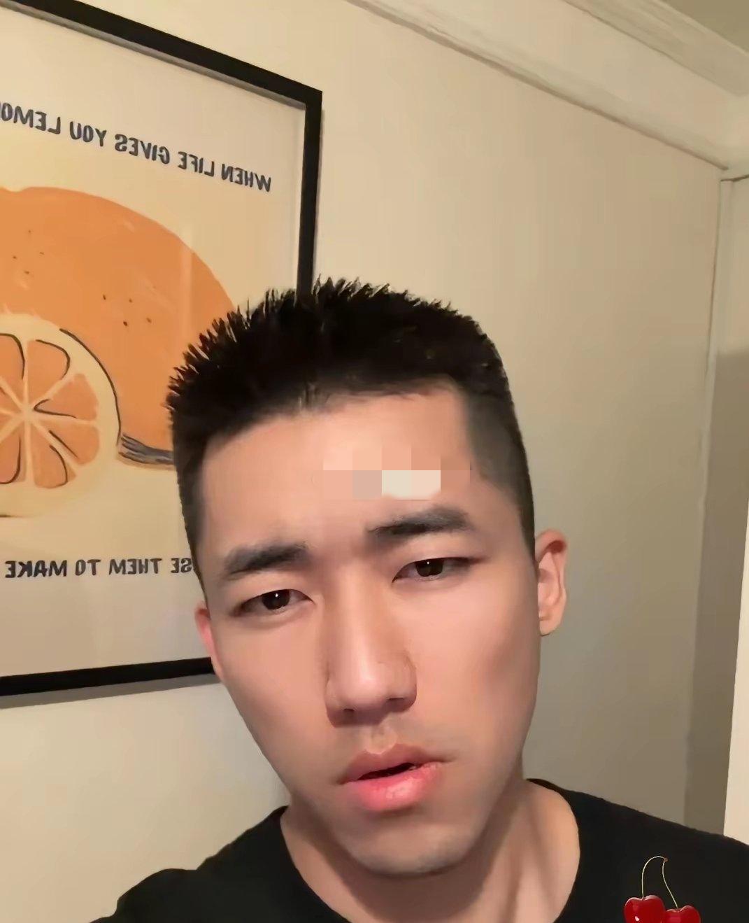 一个发型真的让人的变化太大了，没有头发的大哥看着能够老五六岁，长满一头乌黑的头发