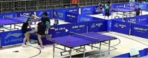 行为恶劣！本来是冲击国青资格的潜力小将，输球之后竟然对对手拳打脚踢，这完全是亲手