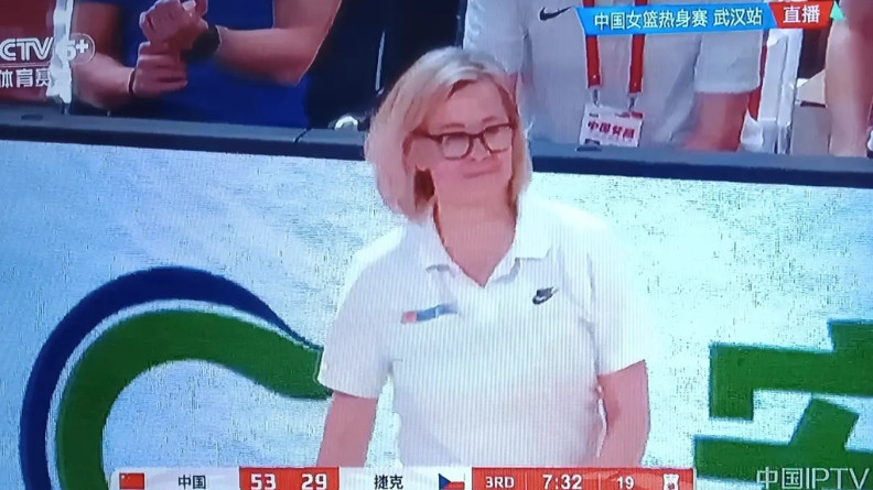 昨天，捷克主教练下半场对裁判的吹罚表示不满。气得直摇头。其实就是针对张子宇的防守