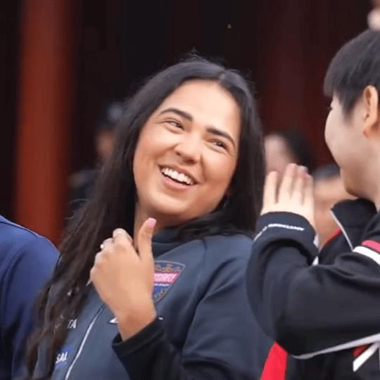 孙颖莎和迪亚兹聊天，笑的前俯后仰，这样放松大笑的莎莎太可爱了，简直在演我和我闺蜜