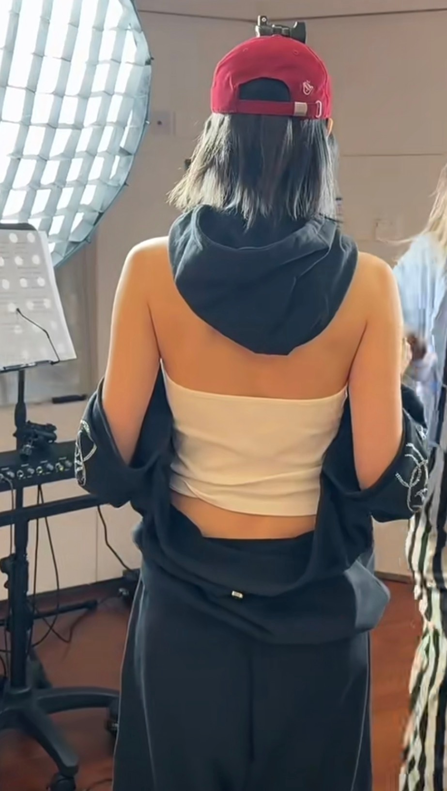 这件衣服背后怎么能是这样…​​​