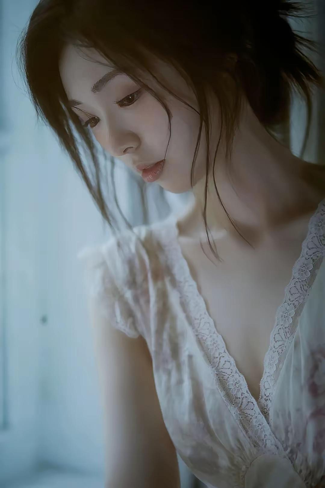 遇你的那一刻，风突然停了脚步，把天边的星子都揉进你的眼眸。我望着那双眼，像望见了