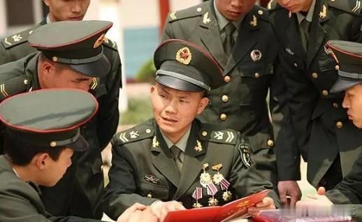 2007年，一位军人在部队接受领导检查工作时，领导突然发现这位士兵的额头上有一块