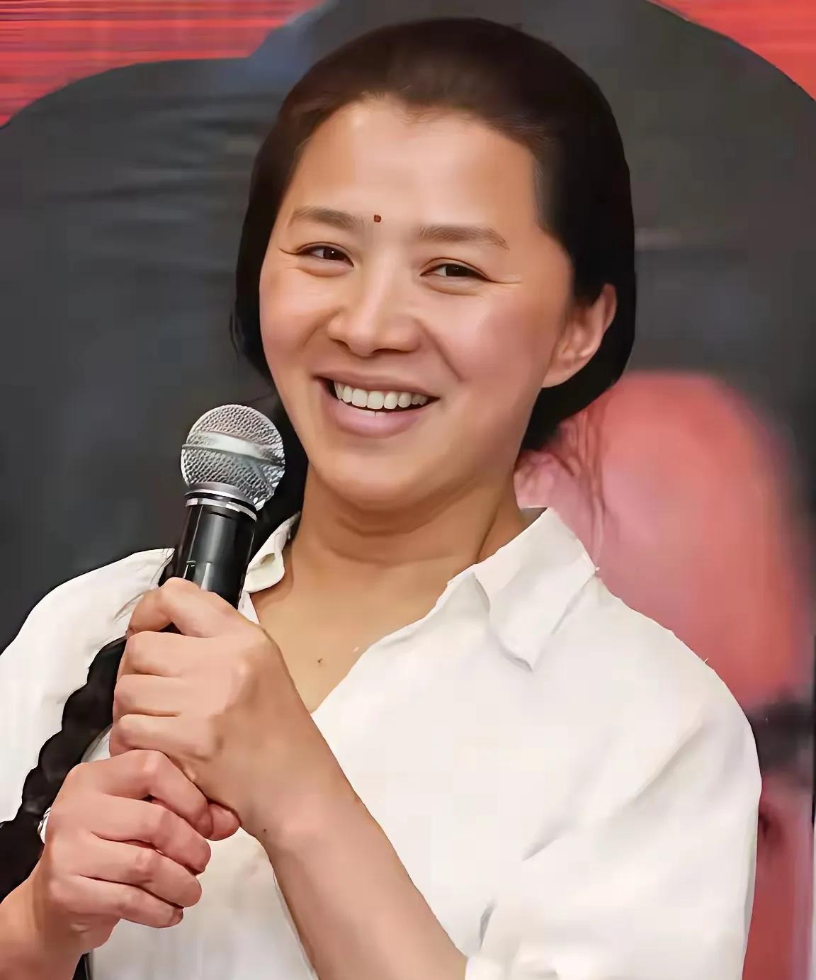 迟蓬，因主演巜生万物》而倍受观众喜欢！她出生于山东烟台，算是资深演员了，1