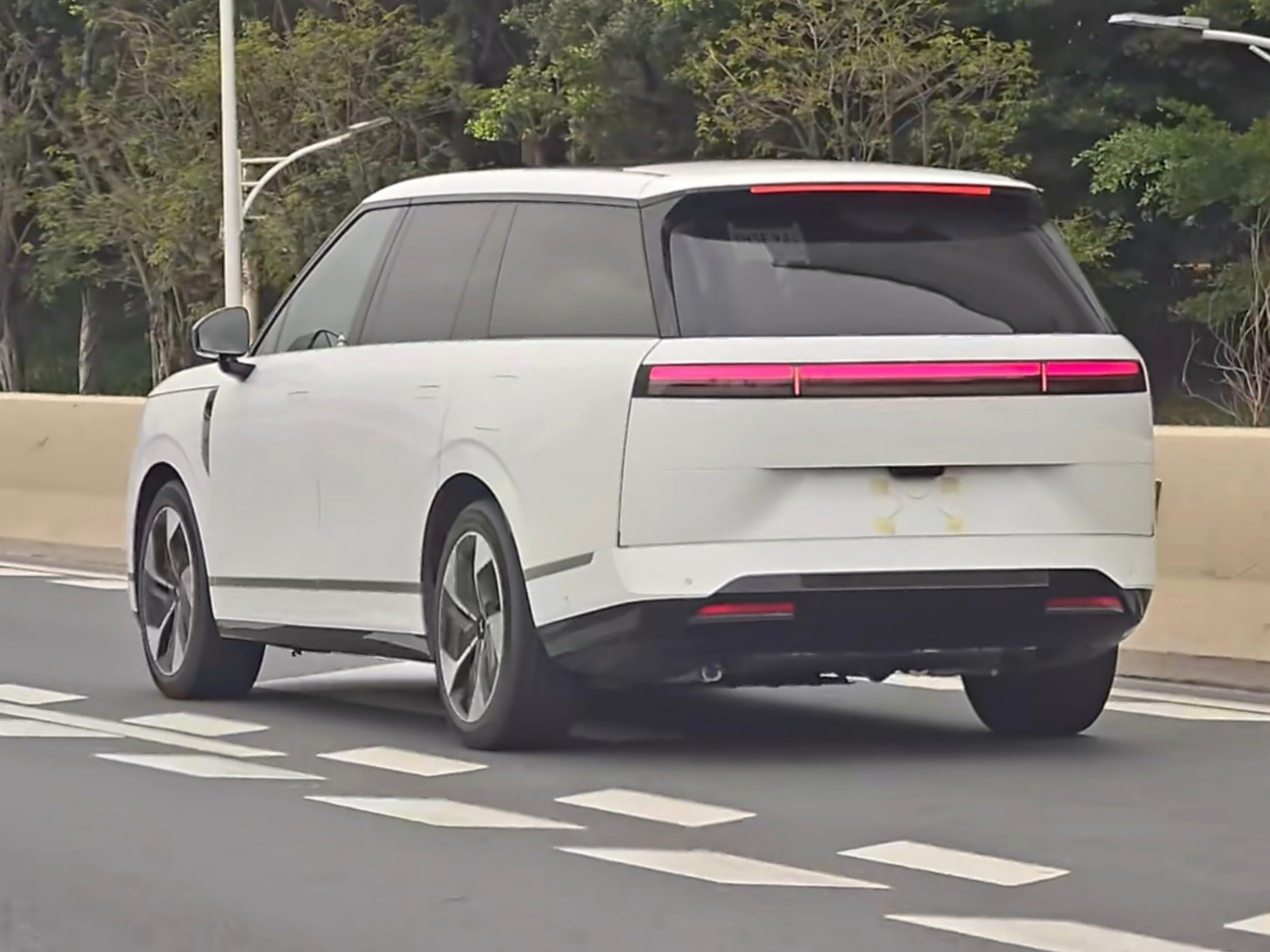 小鹏GX实车上路，颜值还是很高的～不过话说回来，都这么像了，其实很难做到不好看就