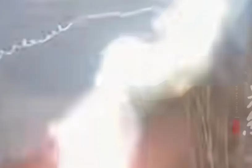 广西桂林；七星区西南村委西村28岁的唐某去钓鱼，甩竿时碰到高压线，当场触电倒地被