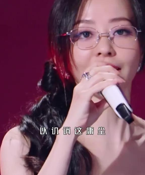 我给我妈看了张靓颖与刘宇宁热舞的视频，我妈看了看张靓颖说：这姑娘长的漂亮，身材