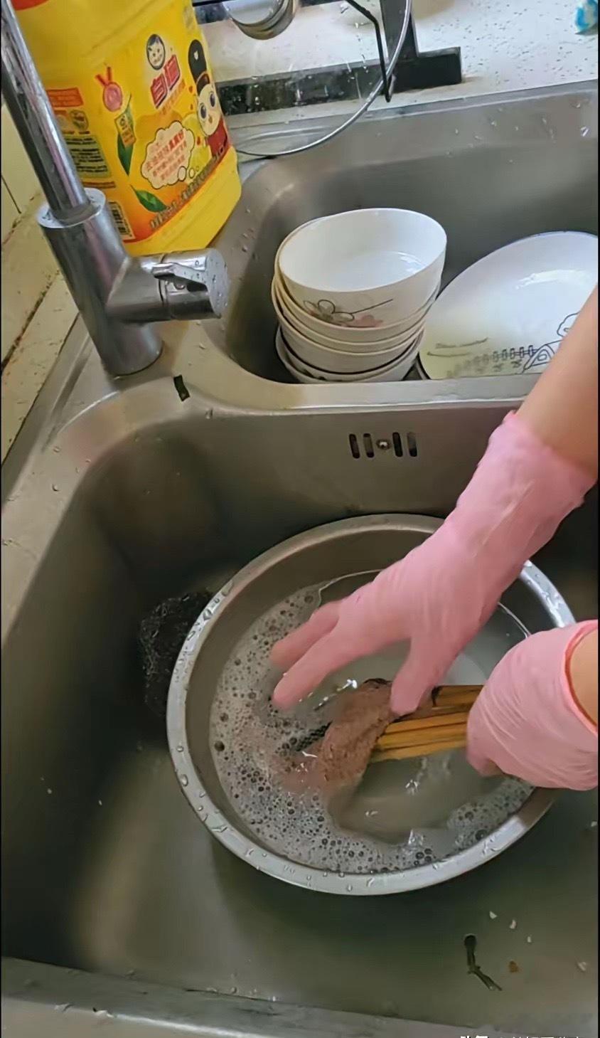 我婆婆什么都好，唯独有个习惯，我一直接受不了她每次洗碗，都只用开水烫一遍。我打心