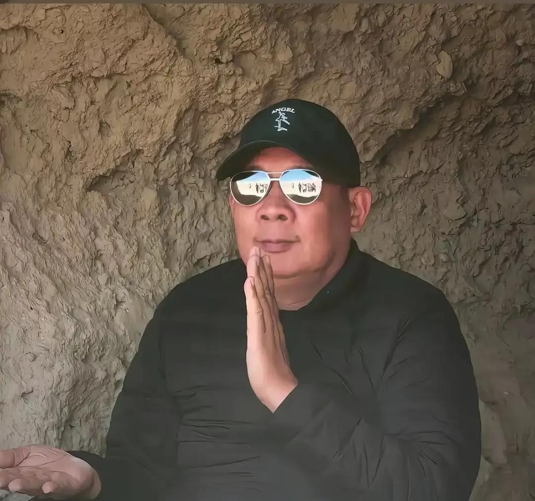 于东来一个卖百货的，突然冲出来给韩红做慈善的事儿站台这一下把不少网友搞懵了，
