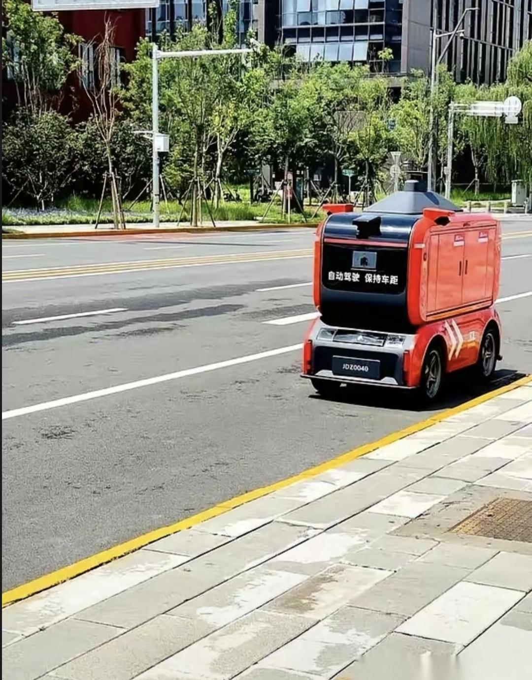 最近青岛突然多了1200台无人快递车，夜里也能跑。我哥们儿本来还想着辞职去送快递