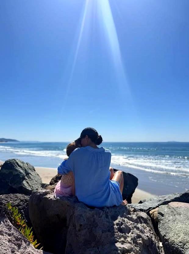 梅根的妇女节帖子，把王室头衔玩出了新花样。3月8号她发了和4岁女儿莉莉贝特