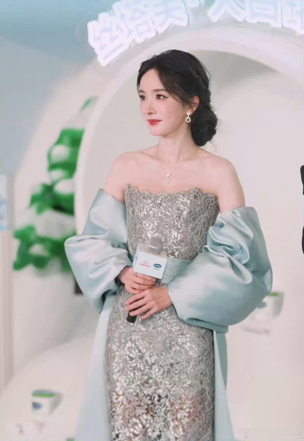 杨幂蓝色镂空裙美幂降临！美颜暴击，这身材气质绝了，真是美的不知天地为何物了